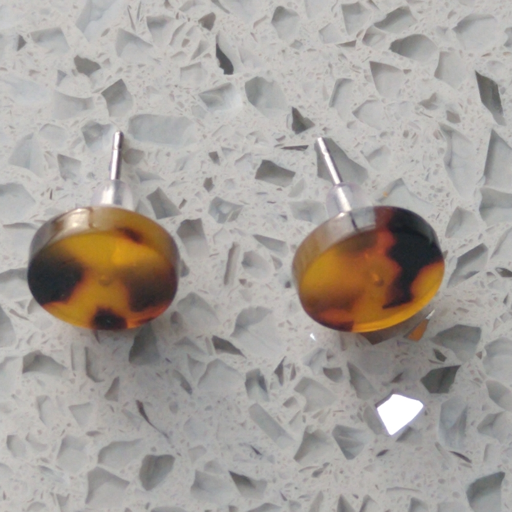 Round tortoiseshell studs